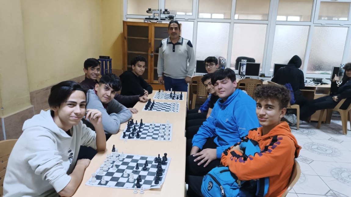 Okulumuzda satranç kursumuz devam ediyor.